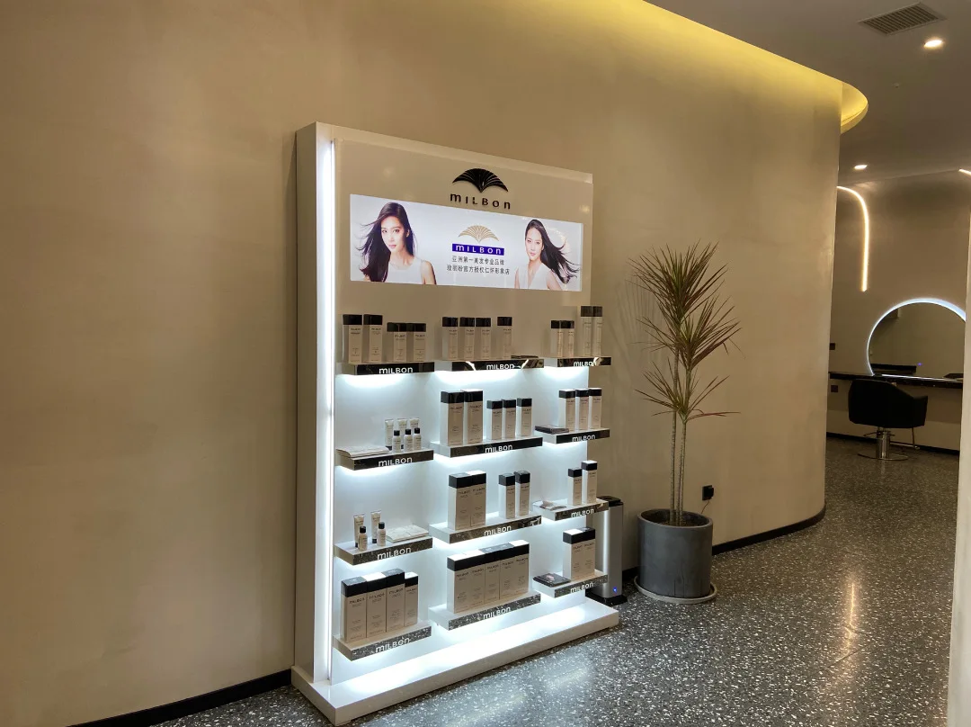 Étagères de présentation pour  - Interior Design Nail Salon avis et prix
